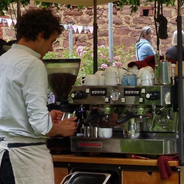 Konstantin Stark am Kaffeemobil mit der La-Marzocco-Siebträgermaschine